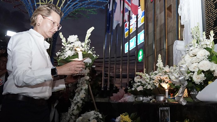 23 Tahun Tragedi Bom Bali, Doa Perdamaian Menggema di Monumen Kemanusiaan Konsulat Jenderal Australia untuk Bali Jo Stevens membawa bunga dan lilin saat Peringatan 23 Tahun Tragedi Bom Bali di Monumen Tragedi Kemanusiaan, Badung, Bali, Minggu (12/10/2025). Kegiatan yang mengusung tema Doa untuk Bumi, Perdamaian, dan Sesama tersebut digelar untuk mendoakan dan mengenang tragedi kemanusiaan bom Bali 2002 yang merenggut korban jiwa 202 orang. ANTARA FOTO/Nyoman Hendra Wibowo/tom.