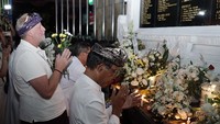 Warga Bali bersama warga negara asing menyalakan lilin saat Peringatan 23 Tahun Tragedi Bom Bali di Monumen Tragedi Kemanusiaan, Badung, Bali, Minggu (12/10/2025). Doa lintas agama dipanjatkan untuk mengenang para korban dan meneguhkan komitmen perdamaian. Foto: ANTARA FOTO/Nyoman Hendra Wibowo