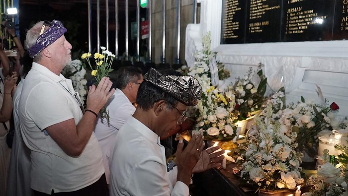 Warga Bali dan warga negara asing (WNA) berdoa saat Peringatan 23 Tahun Tragedi Bom Bali di Monumen Tragedi Kemanusiaan, Badung, Bali, Minggu (12/10/2025). Kegiatan yang mengusung tema Doa untuk Bumi, Perdamaian, dan Sesama tersebut digelar untuk mendoakan dan mengenang tragedi kemanusiaan bom Bali 2002 yang merenggut korban jiwa 202 orang. ANTARA FOTO/Nyoman Hendra Wibowo/tom.