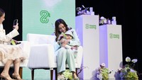 Arash jadi buruan foto saat dibawa Aaliyah Massaid kerja. Bayi kecil itu anteng banget di pangkuan ibunya. (Foto: dok mom uung)