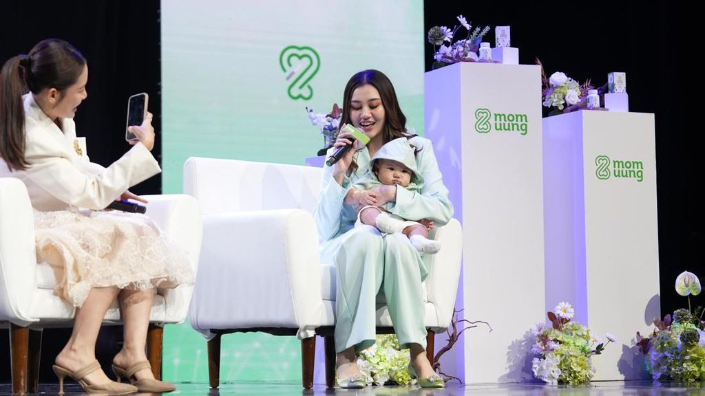 Aaliyah Massaid Bawa Arash Kerja, Jadi Buruan Foto