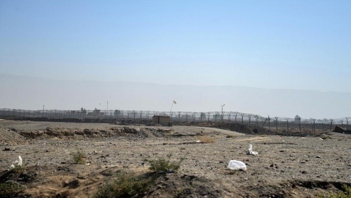 A general view shows the Durand Line, an Afghanistan-Pakistan border, in the Shorabak district on October 12, 2025. Key border crossings between Pakistan and Afghanistan were closed on October 12 after fierce clashes erupted overnight following Taliban accusations that Islamabad had carried out air strikes this week, officials said. (Photo by Sanaullah SEIAM / AFP)