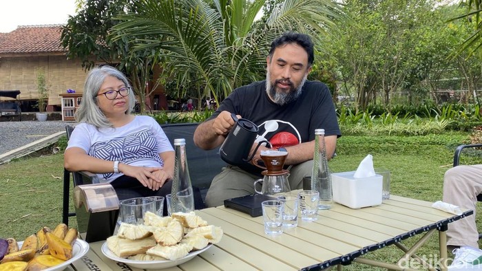 Ahli Kopi Indonesia, Adi Taroeprajeka dan Mia Lakhmi saat menyeduh kopi Sukabumi