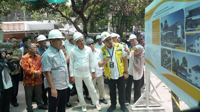 Ahmad Muzani tinjau revitalisasi mess DPR di Bandung yang sempat dibakar Massa
