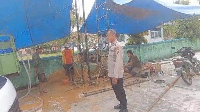 Aiptu Ahmad Syamsul membuat sumur bor untuk warga Muna