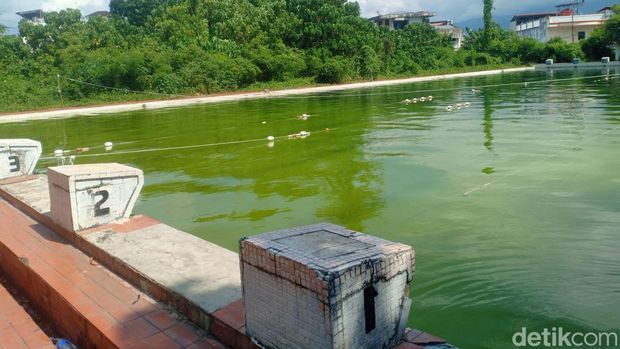Air kolam renang Rano Wangun KONI Manado tidak pernah diganti sejak 1999. Namun kolam tersebut masih dipakai atlet untuk berenang.