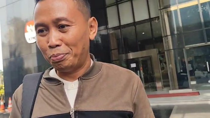 Anggota DPRD Mojokerto, Rufis Bahrudin, usai diperiksa KPK di kasus korupsi kuota haji (Adrial/detikcom)