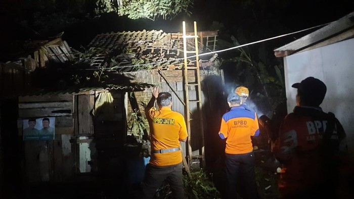 Angin kencang di Probolinggo rusak rumah warga