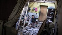 Hembusan angin kencang yang datang secara tiba-tiba menyebabkan puluhan rumah warga mengalami kerusakan, mulai dari atap yang terangkat hingga dinding rumah yang roboh sebagian. ANTARA FOTO/Abdan Syakura