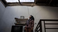 Warga melihat atap rumahnya yang rusak terdampak bencana puting beliung di Padasuka, Kota Cimahi, Jawa Barat, Senin (13/10/2025). ANTARA FOTO/Abdan Syakura