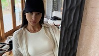 Anya Geraldine tampak malu saat dibicarakan terkait pernah kasih cowok mobil, baju, hingga sepatu. Yah kadang kalau dipikir itu sudah beberapa waktu yang lalu ya, ujarnya saat berbincang dengan Ivan Gunawan di YouTube Comic 8 Revolution dilihat pada Selasa (14/10/2025). (Foto: dok Instagram anyageraldine)