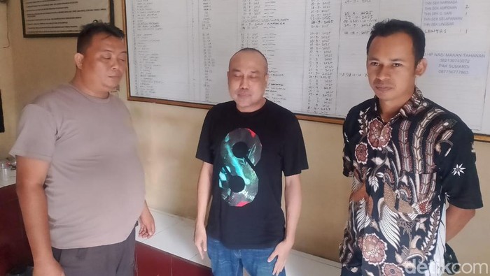 ASN Bawaslu NTB, Lalu Rizizvan Arista alias Ivan (tengah) ditahan di Rutan Polresta Mataram, Jumat (13/10/2025).