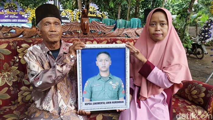Ayah dan kakak Kopda (Anumerta) Amin Nurohman ditemui di rumah duka Desa Desa Banjurpasar, Kecamatan Buluspesantren, Kebumen, Senin (13/10/2025).