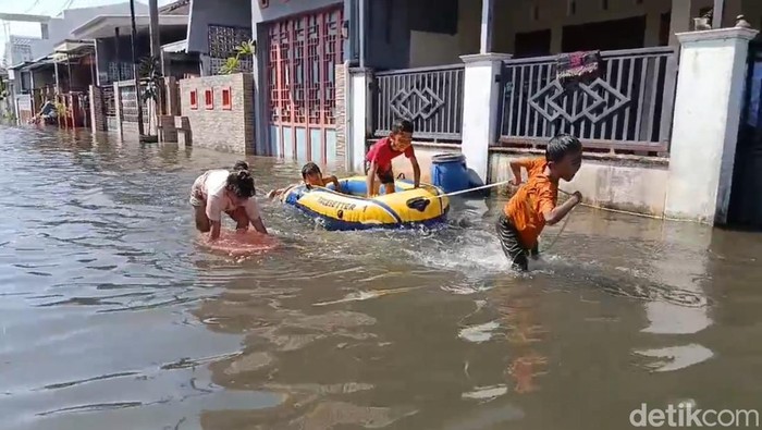 Kondisi banjir yang menggenangi kompleks Perumahan Sidakaya Indah Soetomo Gran Village Jalan Kembang Nusa RT 04 RW 15 Kelurahan Sidakaya, Kecamatan Cilacap Selatan, Cilacap, Senin (13/10/2025) pagi.