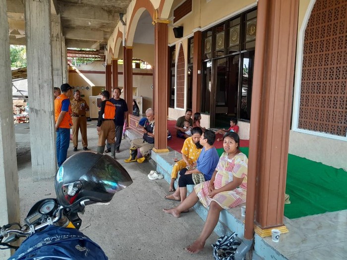 Kondisi warga yang terdampak banjir dan mengungsi di Masjid Al Mubarok Jalan Jawa, Kecamatan Cilacap Tengah, Kabupaten Cilacap, Senin (13/10/2025).