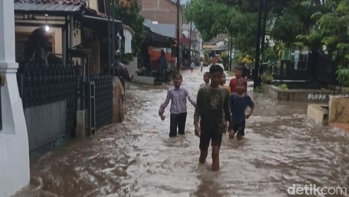 Dua desa di Kecamatan Bumiayu banjir, Senin (13/10/2025).