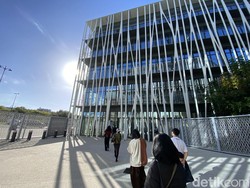 Kunjungan Spesial ke Pusat Artisan Chanel Sehari Setelah Debut Desainer Baru