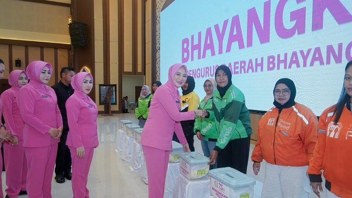 Sebanyak 500 mitra ojek online di Kalimantan Selatan (Kalsel) menerima bantuan sembako dari Bhayangkari Polda Kalsel. Bantuan itu secara simbolis diberikan sebagai apresiasi untuk mitra ojol.