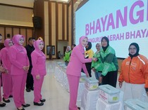 500 Mitra Ojek Online di Kalsel Dapat Sembako dari Bhayangkari