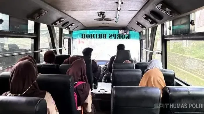 Brimob Polda Jabar luncurkan Bus Sekolah Gratis untuk membantu mobilitas pelajar yang tinggal di daerah pedesaan dengan akses transportasi terbatas.