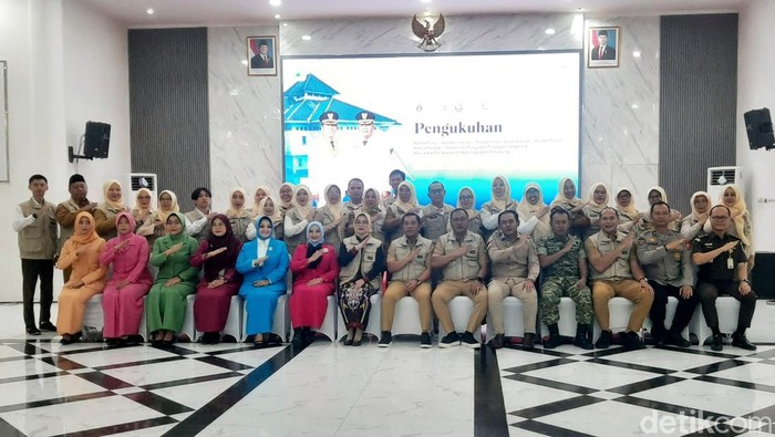 Bupati Karawang Aep Syaepuloh, resmi melantik pengurus Bunda Paud, Bunda GenRe, Bunda Literasi, dan Gabungan Organisasi Wanita (GOW), dan Forum Peningkatan Konsumsi Ikan (Forikan) Kabupaten Karawang, di Aula Husni Hamid, Kompleks Pemda Karawang.