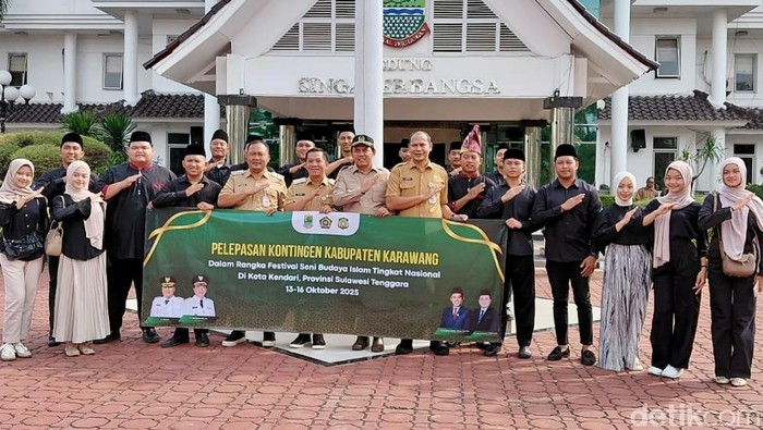 Bupati Karawang Aep Syaepuloh saat melepas grup qasidah ke STQH nasional