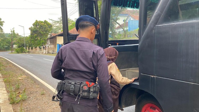 Bus sekolah gratis Brimob Polda Jabar