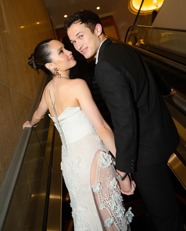 Rambutnya ditata updo modern yang memperlihatkan garis leher dan detail korset gaunnya, menambah kesan sophisticated. Foto: Instagram/@claurakiehl