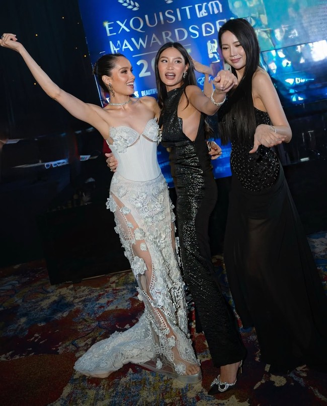 Bagian atas gaun berbentuk korset struktural dengan potongan sweetheart neckline menonjolkan bahu dan siluet ramping Cinta. Detail floral memberi sentuhan romantis. Foto: Instagram/@claurakiehl