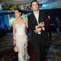 Cinta datang ditemani sang kekasih, Arya Vasco, yang tampil klasik dalam setelan jas hitam. Foto: Instagram/@claurakiehl