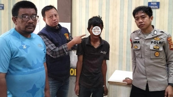 Mail babak belur usai diamuk massa lalu diamankan polisi.