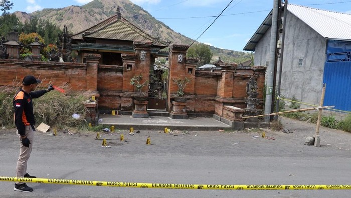 Polisi melakukan olah TKP kasus duel maut di Desa Songan A, Kintamani, Bangli, Minggu (12/10/2025).