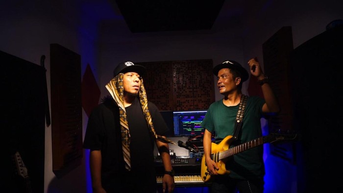 Duo Ajo Duo Ajo, musisi asal Sumatera Barat yang mengkolaborasikan musik rap dan punk dengan bahasa Minang.