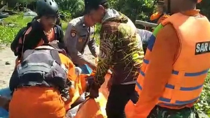 Evakuasi korban tenggelam Pantai Modangan yang ditemukan meninggal di Pantai Gorah Blitar.