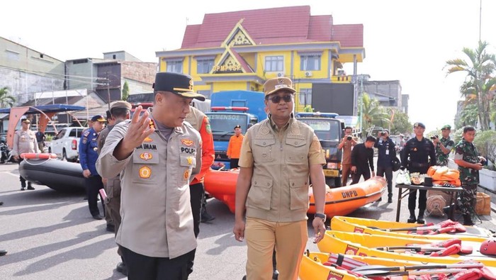 Forkopimda Rokan Hilir menggelar apel kesiapsiagaan menghadapi ancaman banjir, Senin (13/10/2025).