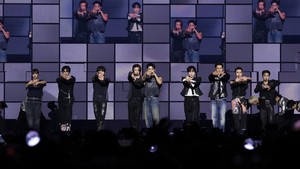 Penampilan SEVENTEEN dengan pakaian bernuansa monokrom. (Foto: dok. Pledis Entertainment)