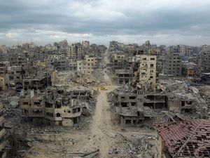 Video: Alat Berat Mulai Bersihkan Puing-puing di Gaza