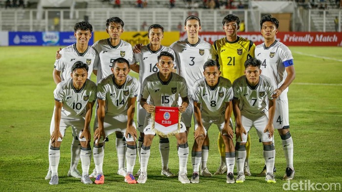 Timnas Indonesia U-23 kembali menjalani laga uji coba melawan India U-23 di Stadion Madya, Jakarta, Senin (13/10/2025) malam. Pertandingan berakhir imbang 1-1 setelah kedua tim saling balas gol di babak kedua.