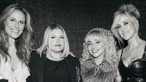 Sabrina Carpenter juga berkolaborasi dengan The Chicks di ALC 2. (Foto: dok. Instagram @sabrinacarpenter)