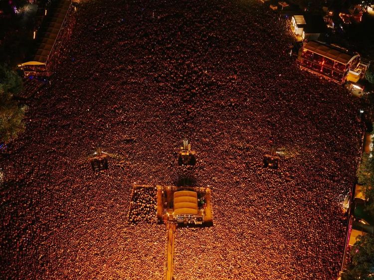 Gokil! Foto Lautan Manusia Nonton Sabrina Carpenter di Texas