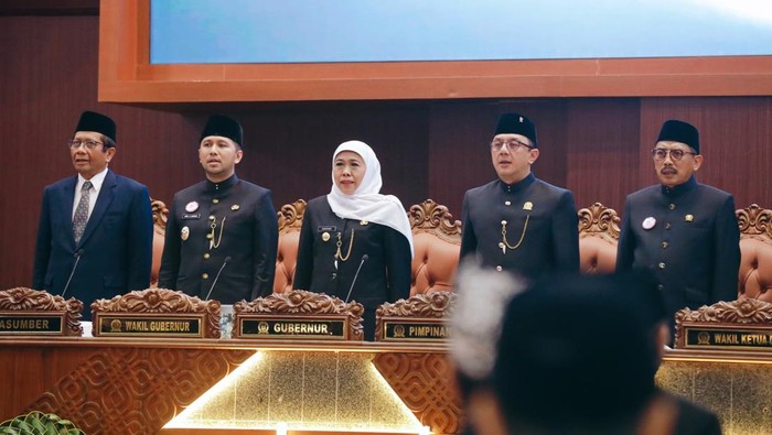 Gubernur Khofifah bersama jajaran ketua dan wakil ketua DPRD Jatim