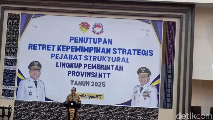 Gubernur NTT Melkiades Laka Lena saat penutupan retret ASN Pemprov NTT di Aula El Tari Kupang, Senin (13/10/2025).