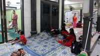 Warga terdampak banjir mengungsi di masjid di Kecamatan Medan Labuhan, Medan. Foto: ANTARA FOTO/Yudi Manar