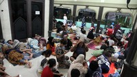 Sebanyak 845 jiwa dari empat kecamatan mengungsi akibat banjir. Foto: ANTARA FOTO/Yudi Manar
