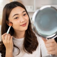 Urutan Pakai Concealer dan Foundation, Mana Dulu Agar Hasilnya Lebih Flawless?