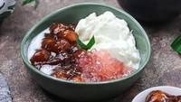 Bubur Madura yang terdiri atas bubur sumsum, biji salak, ketan hitam, mutiara pacar cina, dan lainnya juga bisa menjadi jajanan gluten free yang nikmat. Bubur ini terbilang terjangkau harganya sekitar Rp 10.000 - Rp 20.000-an. Foto: Getty Images/iStockphoto