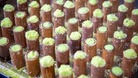 Kue putu yang proses memasak menggunakan potongan bambu ini juga gluten free lho! Bahan utamanya adalah tepung beras yang ditambahkan pewarna dan perasa pandan, lalu diberikan gula merah sisir. Foto: Getty Images/iStockphoto
