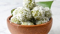 Klepon juga bisa menjadi andalan kalau kamu ingin menikmati jajanan gluten free. Camilan ini terbuat dari tepung beras ketan yang dipadukan dengan daun pandan, isi gula merah, dan diselimuti kelapa parut gurih. Foto: Getty Images/iStockphoto