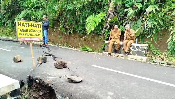 Jalan Retak di Tasikmalaya.