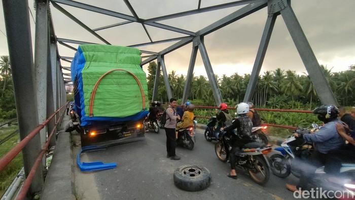 Sebuah truk ekspedisi mogok di Jembatan Mapilli, Kabupaten Polewali Mandar (Polman), Sulawesi Barat (Sulbar).